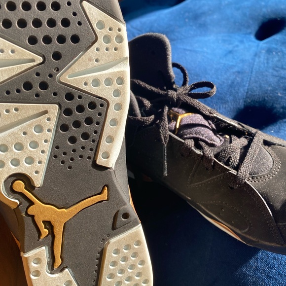 Air Jordan 6, Black & Gold, Boys Size 3Y - Picture 3 of 5